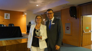 Dra. Maria Fazanelli Crestana (SIBiUSP) recebendo o prêmio "Top User Award 2014 " da Proquest